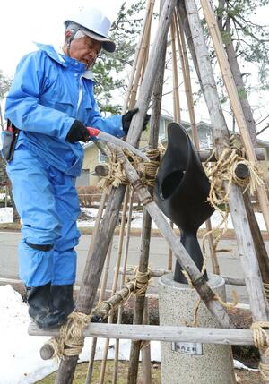 ブロンズ像の冬囲いを撤去する市職員ら＝５日、上越市本城町