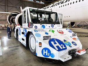 日本航空が公開した、水素で動く航空機けん引車=28日午後、東京都大田区
