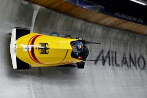 　ボブスレー女子２人乗り２回戦　滑走するノルテ、レビ組＝コルティナダンペッツォ（共同）