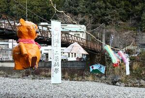 　和歌山県田辺市の川湯温泉に登場した「ジャンボ張り子」＝１２日午前