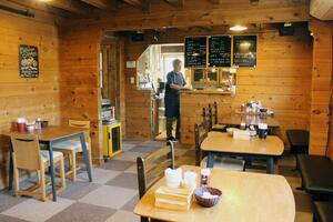 木の香りが漂うログハウスの喫茶店「JIiJI」の店内=新潟市西蒲区間瀬