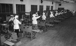 なとりの東京都内の工場で商品を生産する従業員=1963年、東京都北区