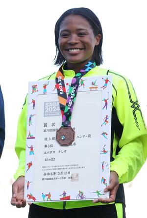 成年女子ハンマー投げで3位入賞のエパサカ・テレサ(新潟医福大大学院)=佐賀市