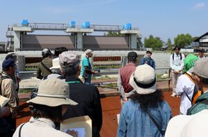 福島潟水門を見学するツアー参加者=新潟市北区前新田
