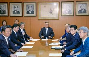 臨時役員会に臨む自民党総裁の石破首相(奥中央)ら=21日午前、東京・永田町の党本部