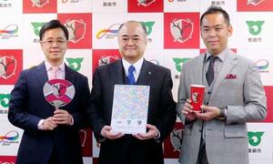 　紙コップのリサイクルをアピールするＪ１鹿島の小泉文明社長（右）と茨城県鹿嶋市の田口伸一市長（中央）ら＝１１月、鹿嶋市のメルカリスタジアム