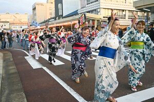 常連チームに加え新たな団体も参加したおまんた祭りの大市民流し=8月3日、糸魚川市