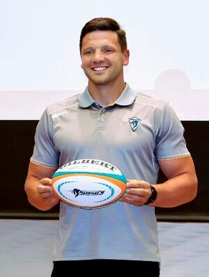 　引退の記者会見で笑顔を見せるラグビー元日本代表のピーター・ラブスカフニ＝２１日、東京都内