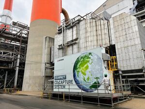 北越コーポレーション新潟工場に設置された、三菱重工業の小型CO2回収装置=新潟市東区