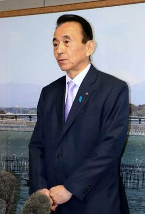 　記者団の取材に応じる静岡県の鈴木康友知事＝２７日午前、静岡県庁