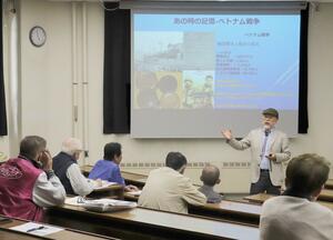 韓国現代史について講演する東新大学の柳在淵特任教授=柏崎市軽井川