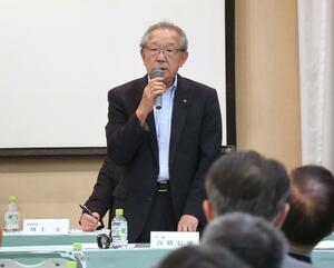 上越商工会議所の会合であいさつする髙橋信雄会頭。終了後の取材に対し、中川市長の発言に苦言を呈した=6月25日、上越市内のホテル