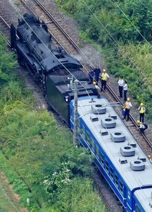 JR上越線後閑―上牧間の下り線で脱線した試運転中の蒸気機関車=4日午後1時52分、群馬県みなかみ町(共同通信社ヘリから)