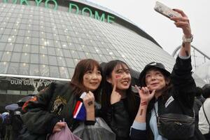 　ロックバンド「オアシス」の東京ドーム公演を見に来たファン＝１０月２５日、東京都文京区