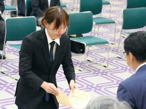 参院選比例代表の当選証書を受け取るチームみらいの安野党首=25日午後、総務省