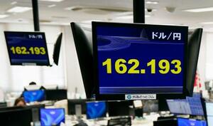 　一時１ドル＝１６２円台前半を付けた円相場を示すモニター＝３０日午前、東京都港区の外為どっとコム