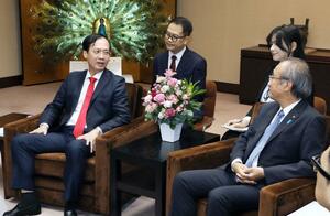 花角英世知事（右）と語り合うベトナム・ビンロン省のチャン・チー・クアン氏（左）＝２４日、県庁