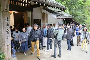 GW期間中に多くの観光客が詰めかけた史跡佐渡金山=3日、佐渡市下相川