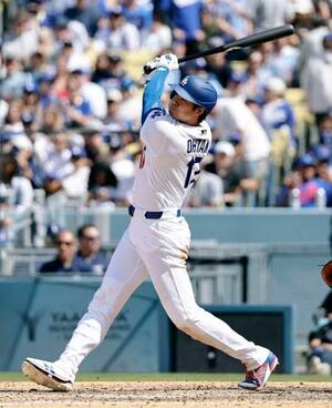 　カブス戦の７回、６号ソロを放つドジャース・大谷＝ロサンゼルス（共同）