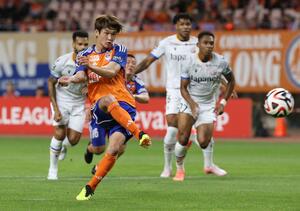 新潟－長崎　後半３７分、ＦＷ長倉幹樹がＰＫを決めて２－１＝ビッグスワン（写真映像部・佐藤将志）