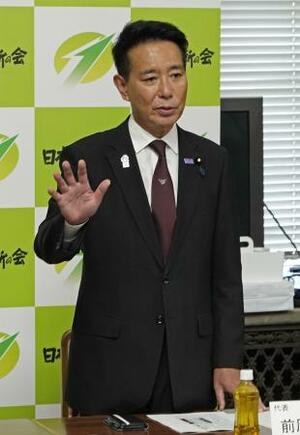 日本維新の会の緊急役員会で辞任を表明する前原共同代表=5日午後、国会