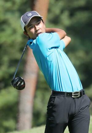 初日で首位となった開志国際高の橋詰海斗＝胎内市の中条ゴルフ倶楽部