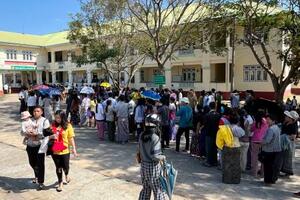 　ミャンマー・ネピドーの投票所に並ぶ有権者＝２８日（共同）