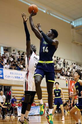 鳥取城北－帝京長岡　第２クオーター、シュートを狙う帝京長岡のトゥレイ・モモドゥ（右）＝岡山市