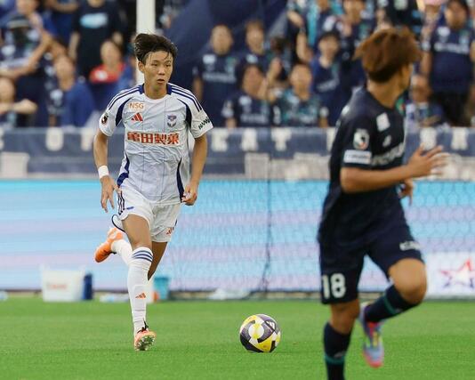 福岡－新潟　後半、攻め上がるＤＦ稲村＝６月２１日、福岡市のベスト電器スタジアム