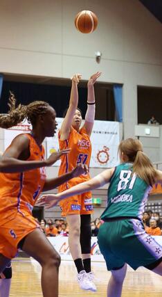 新潟－日立ハイテク　第４クオーター、中道玲夏が２点シュートを放ち４０－５３＝２５日、新潟市鳥屋野総合体育館