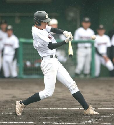 新津－新発田　２回新発田無死二塁、中川が右中間に適時打を放ち先制＝２０２６年０４月２７日、新発田市五十公野公園野球場