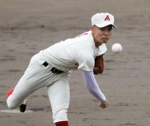 糸魚川先発の山岸＝４月２８日、柏崎市佐藤池野球場