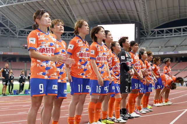 試合終了後、サポーターにあいさつする新潟Ｌの選手たち＝ビッグスワン