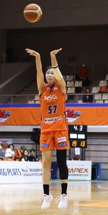 新潟－日立ハイテク　第１クオーター、シュートする中道玲夏＝２５日、新潟市鳥屋野総合体育館