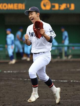 高田北城ー加茂暁星　４回２死二・三塁、二番手で登板した高田北城の金田虎恭が、三振でピンチを切り抜けガッツポーズ＝三条市パールスタ