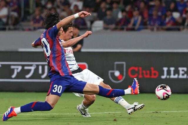 ＦＣ東京ー新潟　後半、ＦＷ長谷川元希がゴールを狙う＝国立競技場