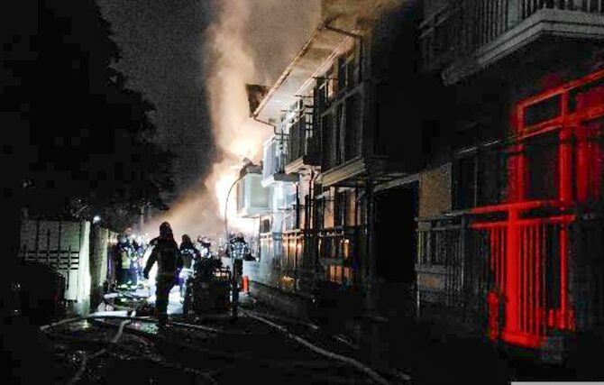 アパートで発生した火災の現場＝１日、新潟市中央区本馬越１