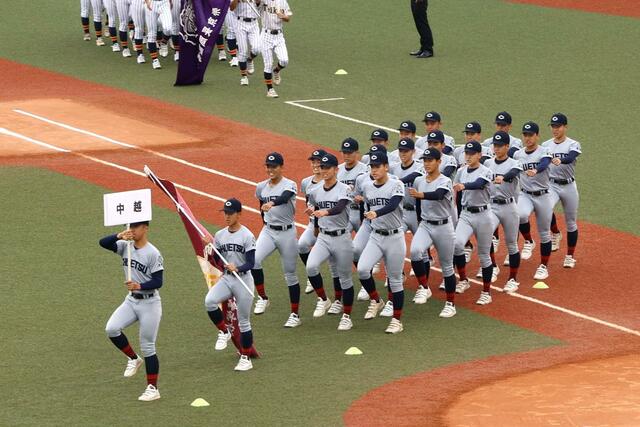 北信越大会の開会式に臨む中越の選手=富山市民球場