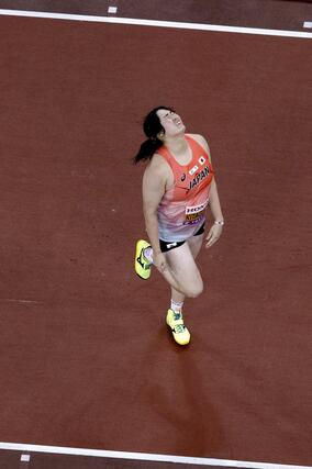 女子やり投げ予選　２投目を終え、天を仰ぐ北口榛花＝国立競技場
