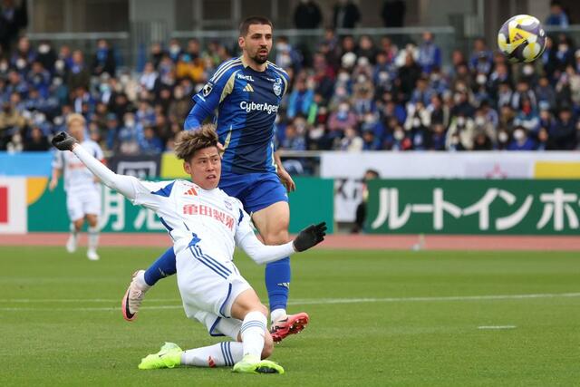 前半、ＭＦ谷口がシュートを放つ