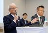 　経営統合に向けて基本合意し、記者会見するヤマダＨＤの山田昇会長。右はエディオンの久保允誉会長＝５日午後、東京都千代田区