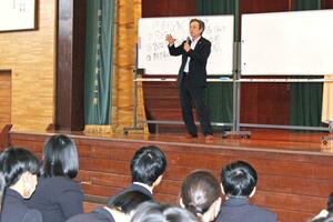 小千谷西高校で講演する蓮池薫さん=小千谷市城内3