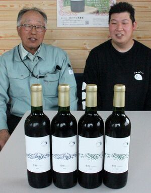 「雪初」「雪代」を並べる後藤正直代表理事（左）と塚田歓太郎さん＝妙高市坂口新田の坂口げんき農場