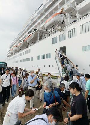 飛鳥Ⅱのクルーズに出発する人たち=27日、聖籠町東港2