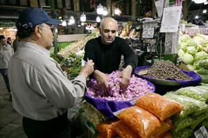 　イランの首都テヘランのバザール＝４月（共同）