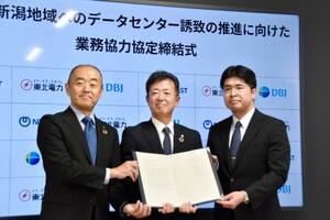業務協力協定を締結し、写真に納まる東北電力の佐々木秀明常務執行役員(中央)ら=16日午前、仙台市