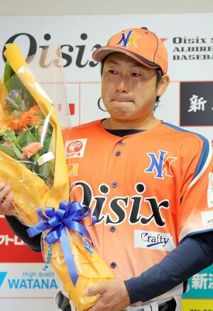 花束を受け取り涙を浮かべる稲葉大樹=エコスタ