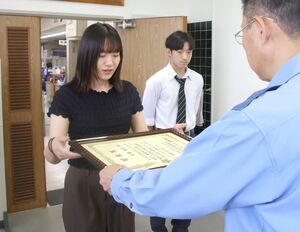 迷子の男児を助け、感謝状を贈られた川瀬愛莉さん(左)と弟の翔大さん=新潟北署