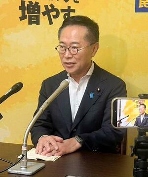 記者会見する国民民主党の古川国対委員長=24日午前、国会
