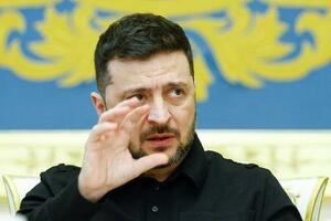 7日、ウクライナ・キーウで報道陣の質問に答えるゼレンスキー大統領(ロイター=共同)